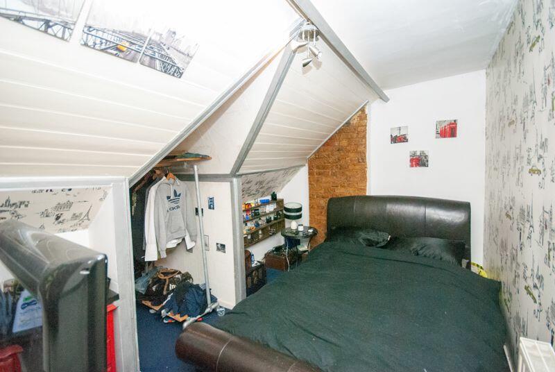 5 bedroom terraced house for sale in Oakleigh Park Drive, LeighOnSea, SS9