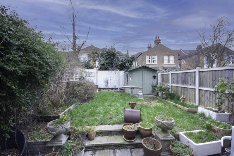 5 bedroom terraced house for sale in Oakleigh Park Drive, LeighOnSea, SS9