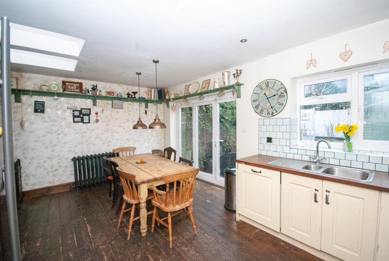 5 bedroom terraced house for sale in Oakleigh Park Drive, LeighOnSea, SS9