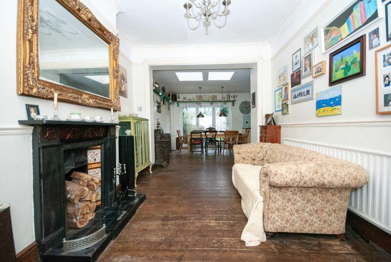 5 bedroom terraced house for sale in Oakleigh Park Drive, LeighOnSea, SS9