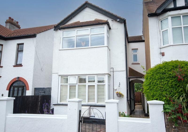 2 bedroom flat for sale in Cliffsea Grove, LeighOnSea, SS9
