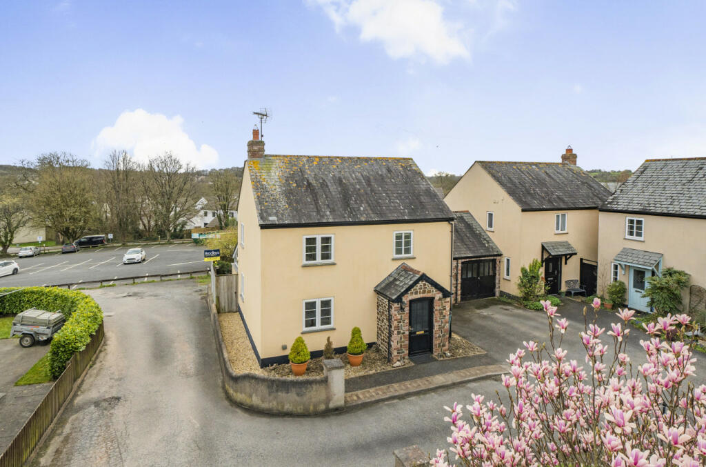 4 bedroom link detached house for sale in Knights Court, Hatherleigh