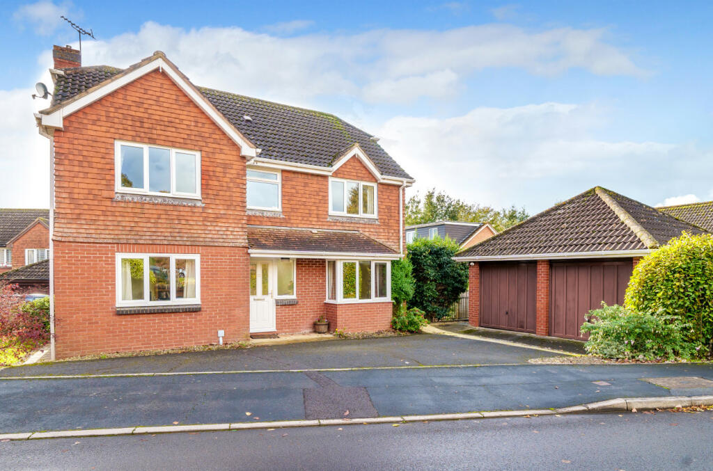 4-bedroom-detached-house-for-sale-in-honeylands-way-exeter-devon-ex4