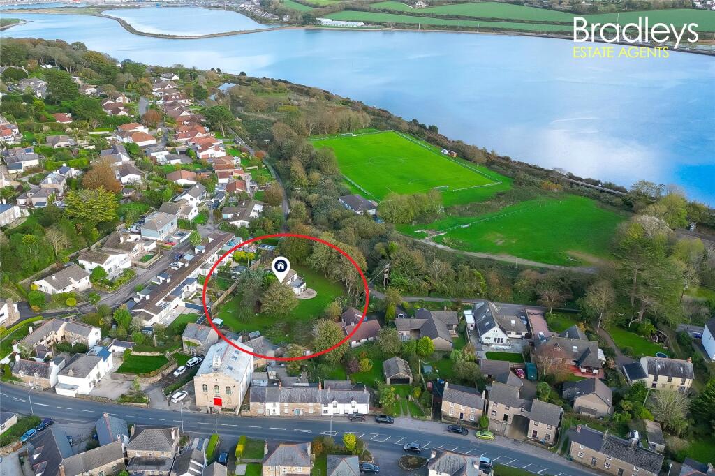 5 bedroom detached house