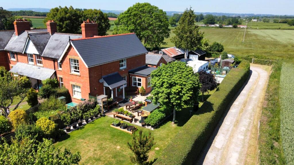 3 bedroom end of terrace house for sale in Orchard Portman, Taunton