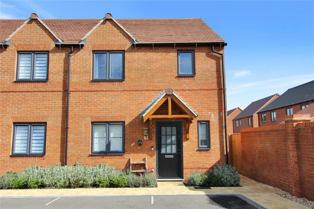 3 bedroom end of terrace house for sale in Jenkins Close, Blunsdon