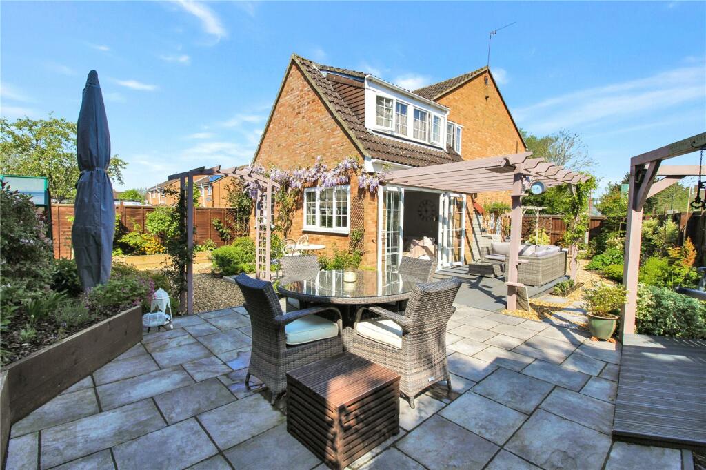3 bedroom end of terrace house for sale in Rushmere Path, Swindon, Wiltshire, SN25