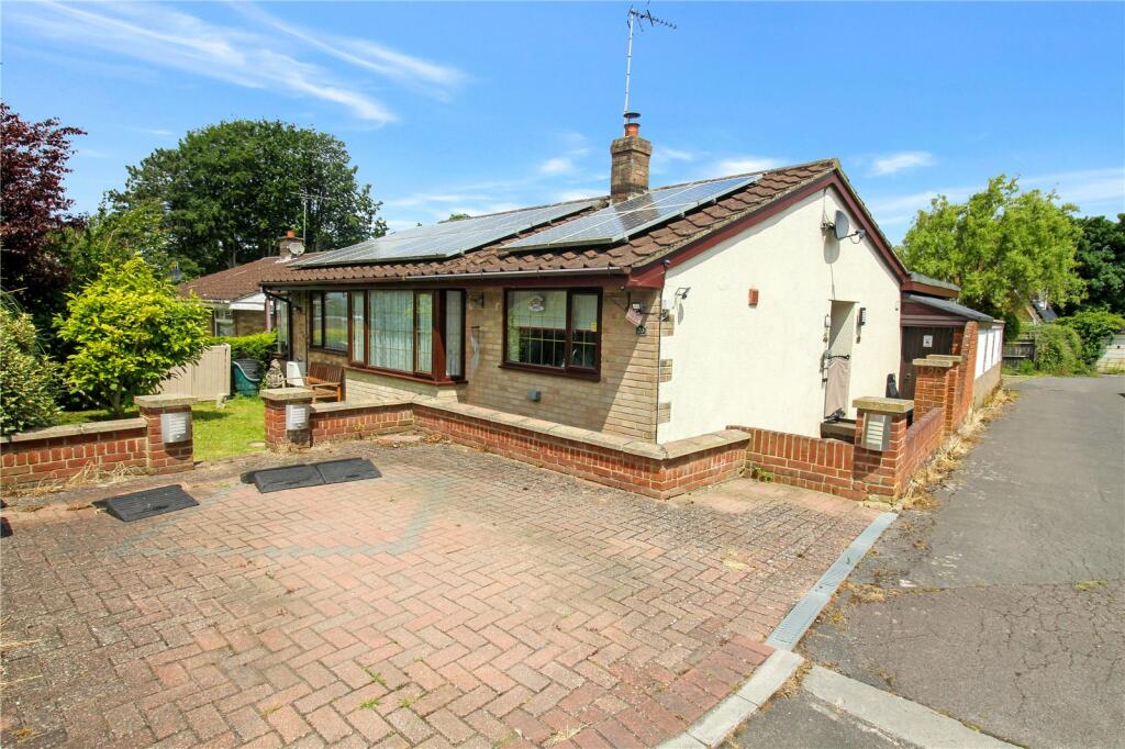 3 bedroom bungalow for sale in Churchill Avenue, Blunsdon, Swindon