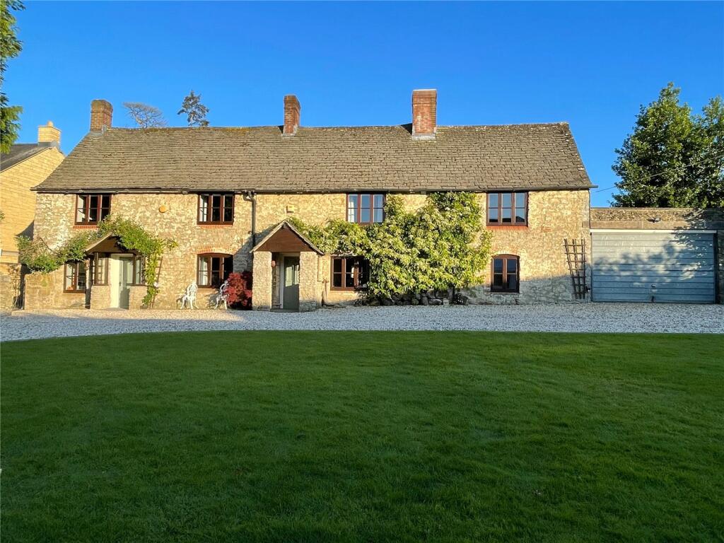 4 bedroom detached house for sale in Pontings Close, Blunsdon, Swindon