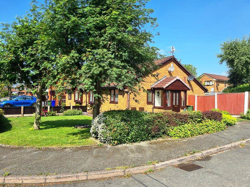 2 bedroom bungalow for sale in The Shires, Droylsden, M43