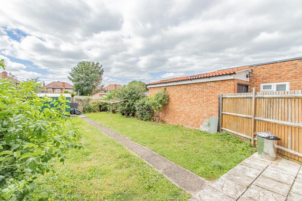3 bedroom semidetached house for sale in Lansbury Drive, Hayes