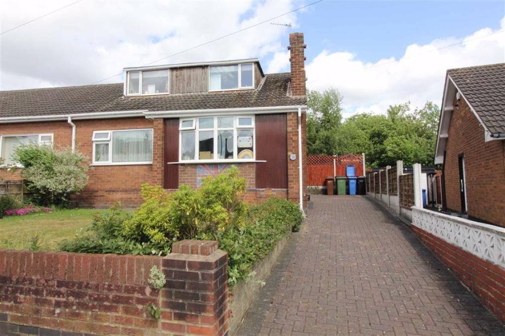 2 bedroom semidetached bungalow for sale in Yew Tree Drive, Bredbury