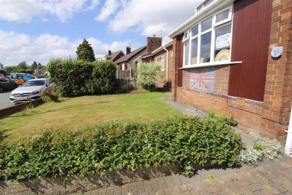 2 bedroom semidetached bungalow for sale in Yew Tree Drive, Bredbury