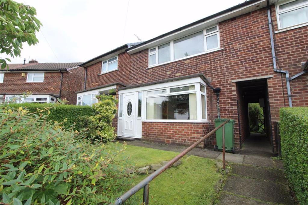 3 bedroom property for sale in Goyt Crescent, Bredbury, Stockport, SK6