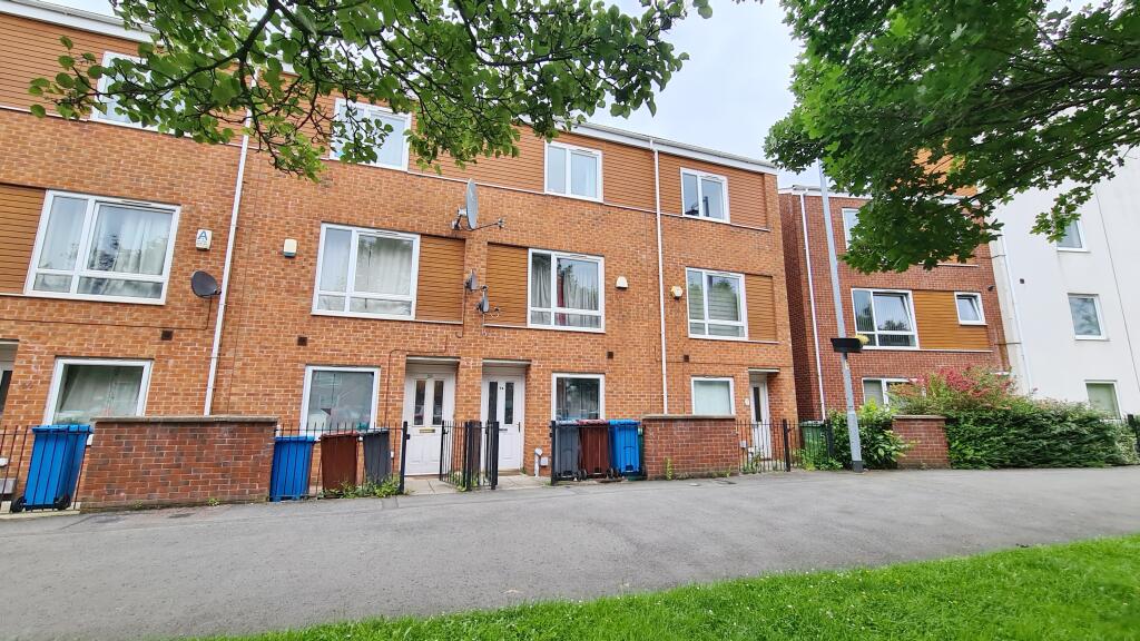4 bedroom terraced house for sale in Markfield Avenue, Ardwick, M13