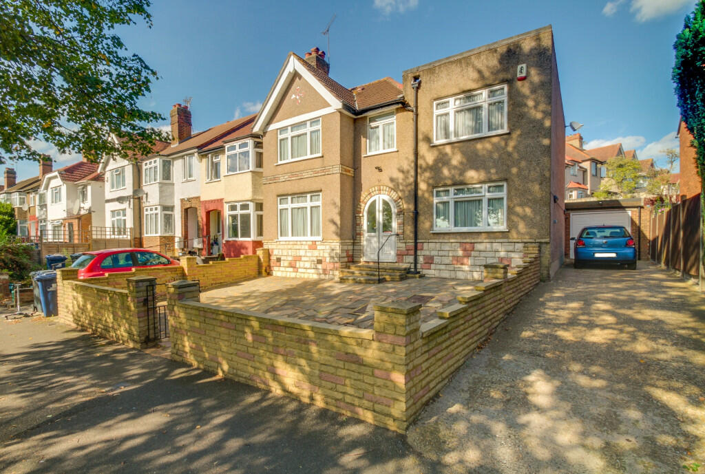 5 bedroom end of terrace house for sale in Whitton Avenue East