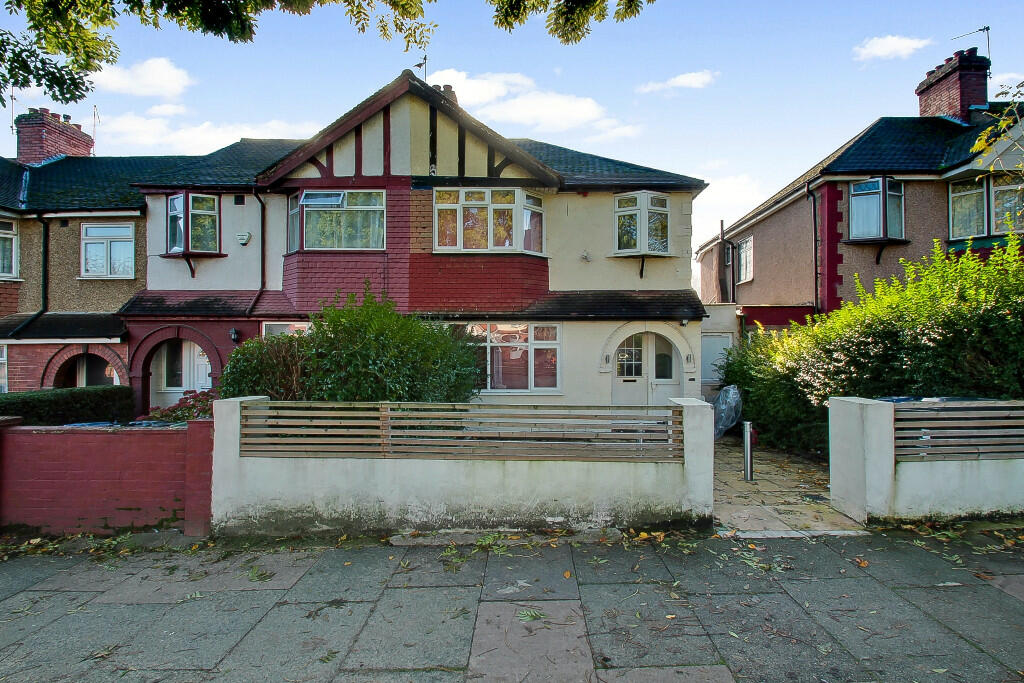 3 bedroom end of terrace house for sale in Whitton Avenue West