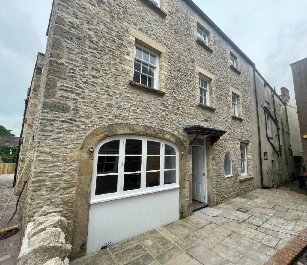 Commercial property for rent in High Street, Shepton Mallet, BA4