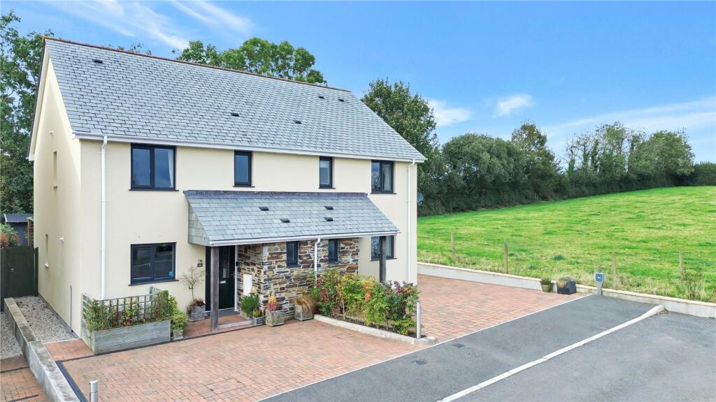 3 bedroom semidetached house for sale in Lynher Close, North Hill