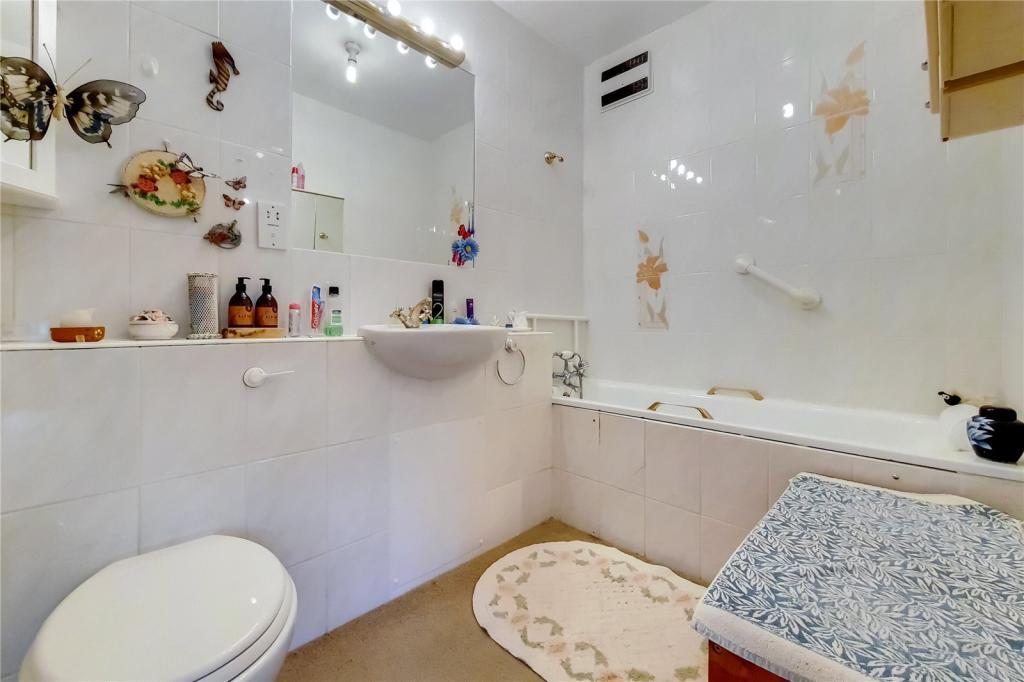 2 bedroom apartment for sale in Edgware Way, Edgware, HA8