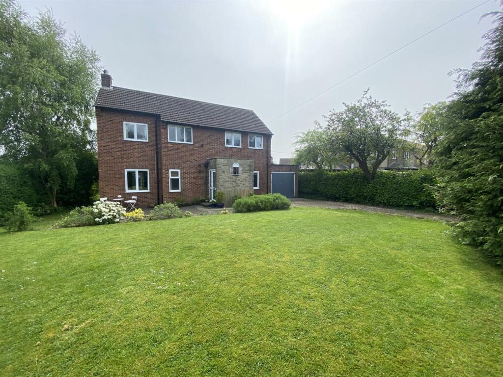 3 bedroom detached house for sale in Masham Road, Bedale, DL8