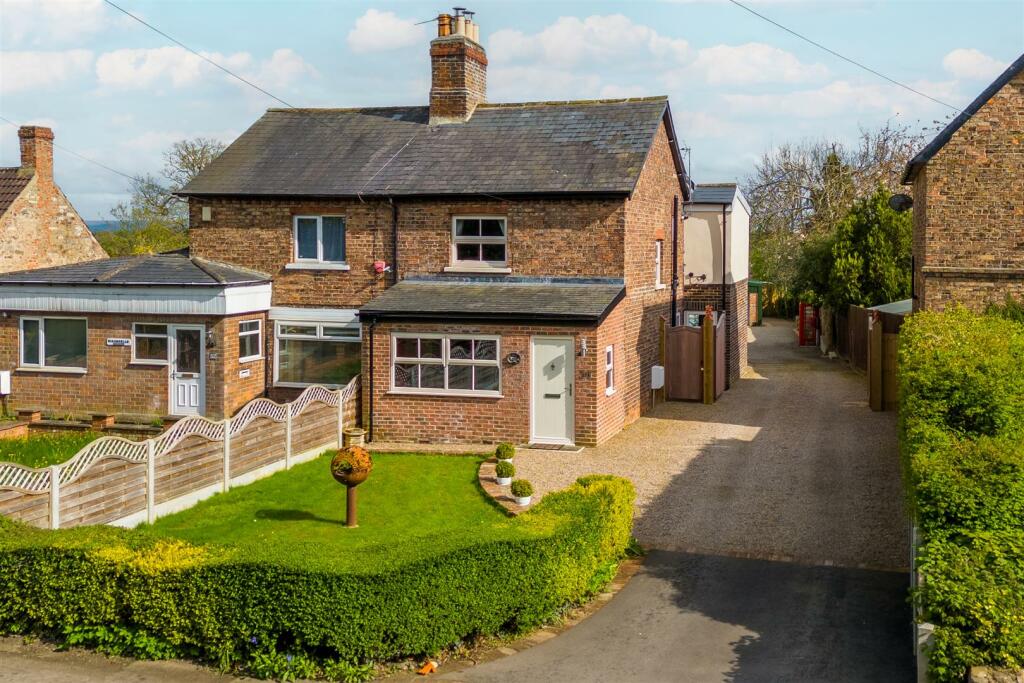 3 bedroom semidetached house for sale in Bedale Road, Aiskew, Bedale, DL8