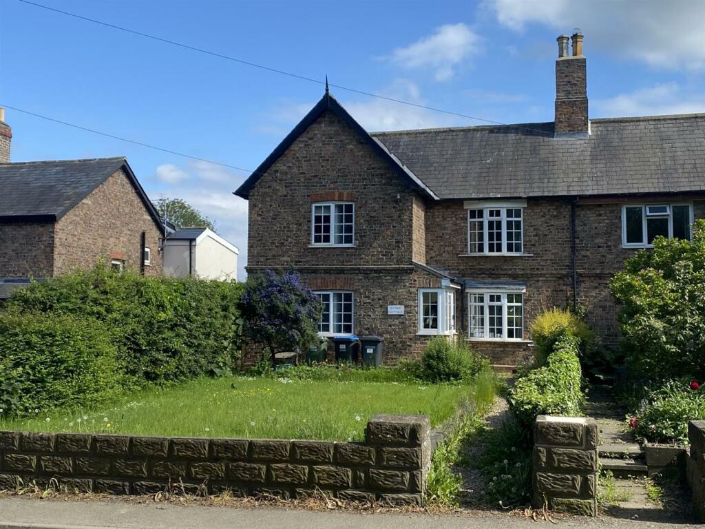 3 bedroom semidetached house for sale in Bedale Road, Aiskew, Bedale, DL8