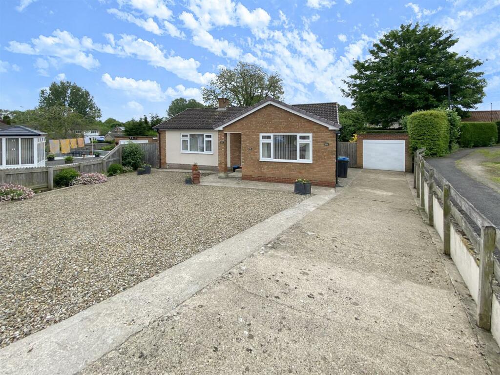 3 bedroom detached bungalow for sale in Brookside Close, Bedale, DL8