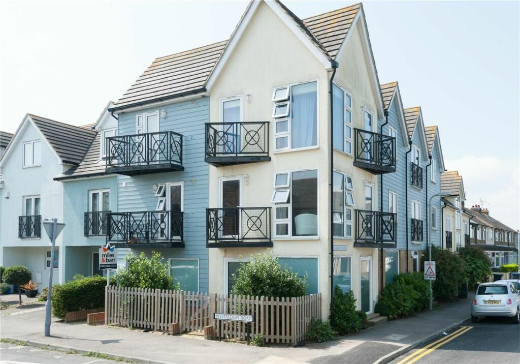 2 bedroom flat for rent in Diamond Road, Whitstable, CT5