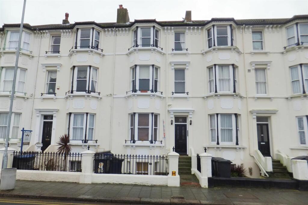 2 bedroom flat for rent in Central Parade, Herne Bay, CT6