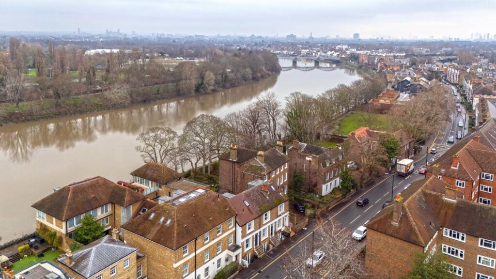 Main image of property: Mortlake High Street,
Mortlake, SW14