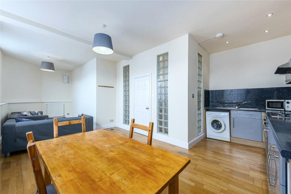 2 bedroom flat for rent in Roman Road,
Bow West, E3