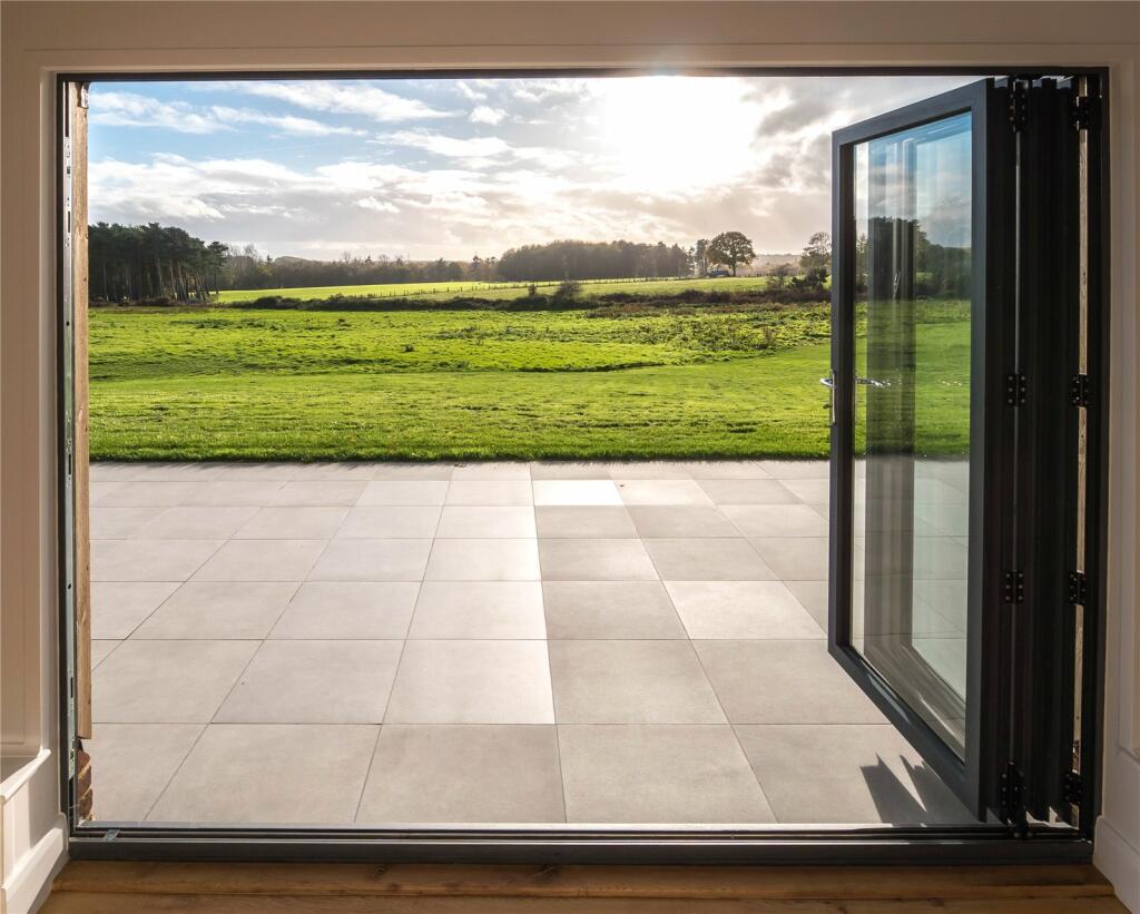 6 bedroom detached house for sale in Horns Corner, Catsfield, TN33