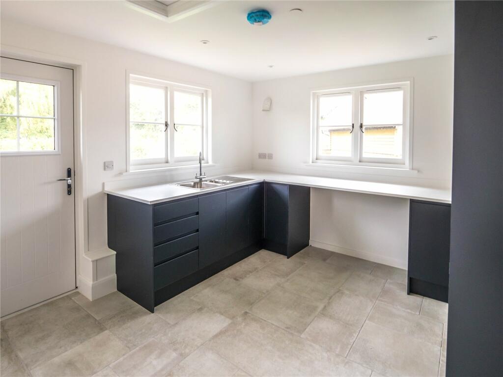 6 bedroom detached house for sale in Horns Corner, Catsfield, TN33