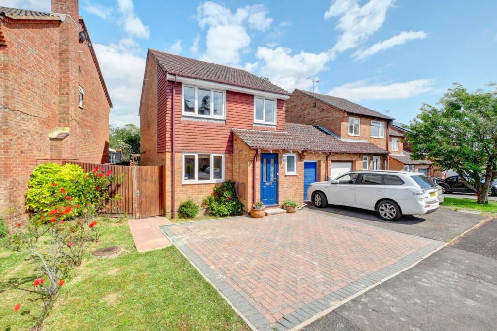 4 bedroom link detached house for sale in Beuzeville Avenue, Hailsham, BN27
