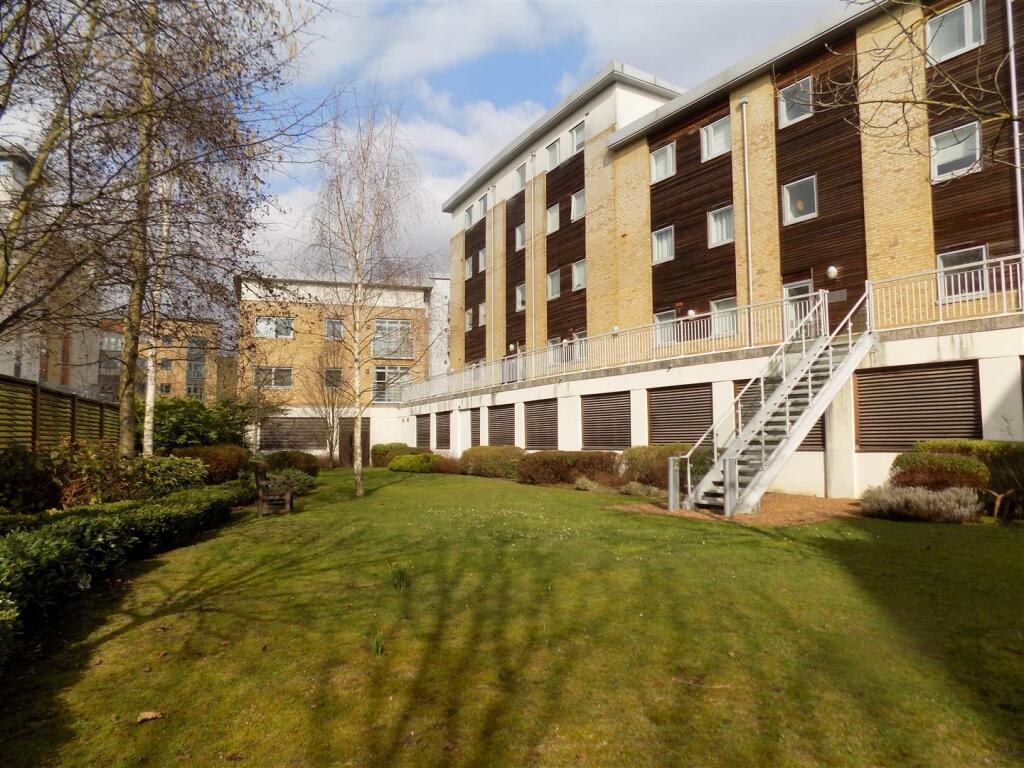 2 bedroom apartment for sale in Kingfisher Meadow, Maidstone, ME16