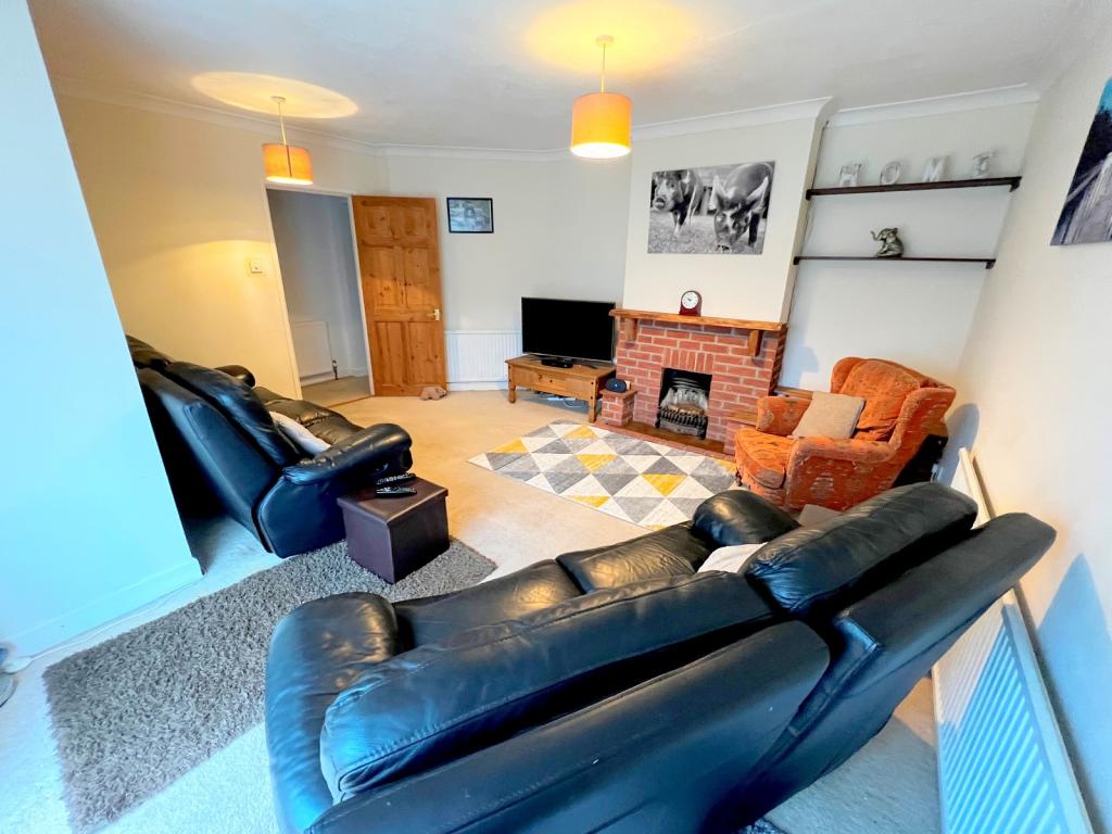 4 bedroom detached bungalow for sale in Gorsefield Road, New Milton