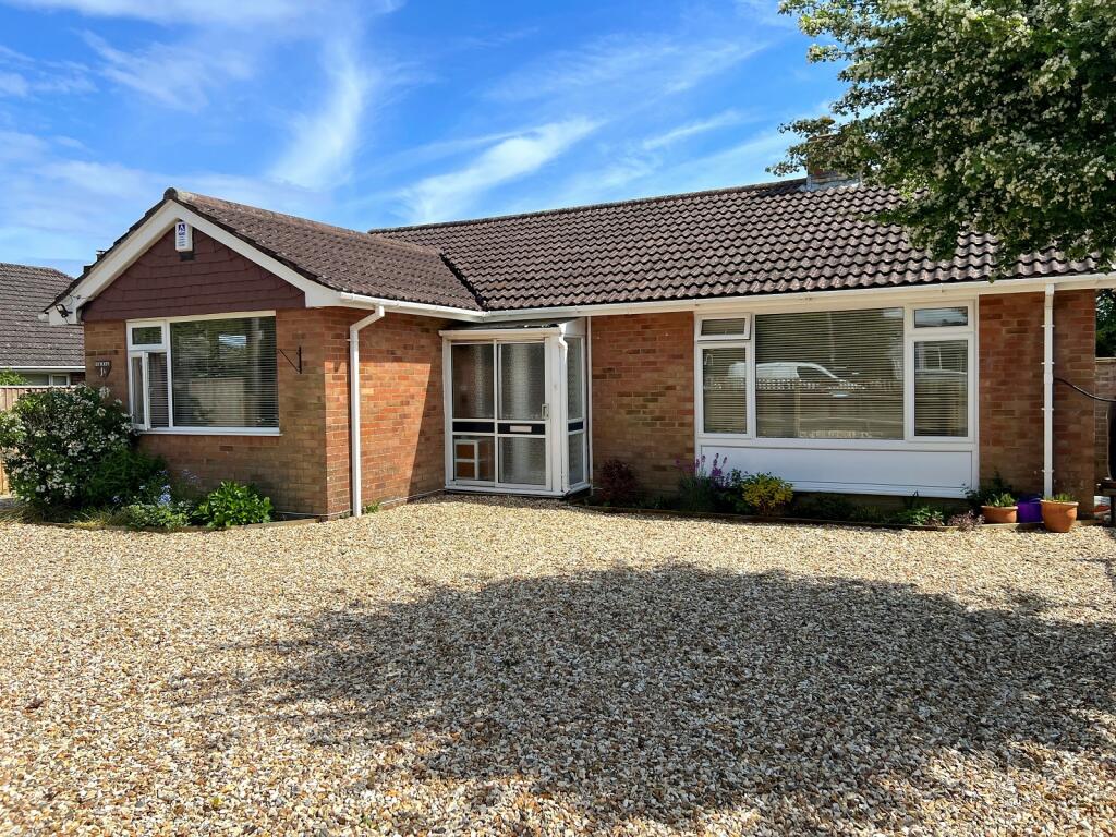 3 bedroom detached bungalow for sale in Heath Road, Hordle, Lymington