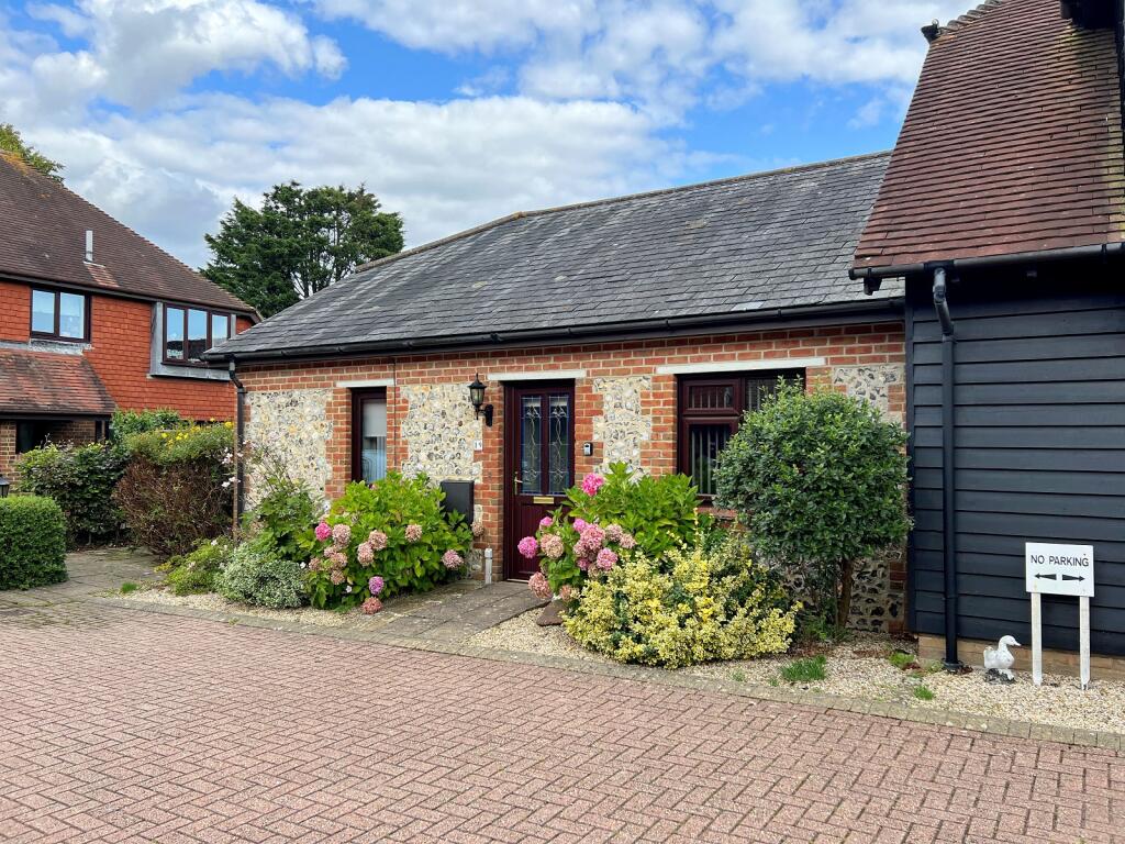 Main image of property: Wellington Court, Fernhill Lane, New Milton, Hampshire. BH25 5ST