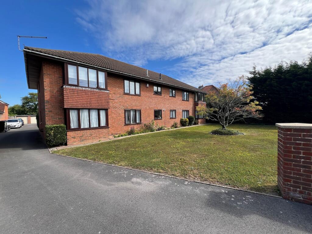 Main image of property: 32 Osborne Road, New Milton, Hampshire. BH25 6AD