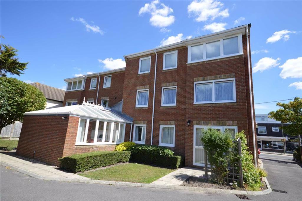 2 bedroom flat for sale in New Milton, BH25