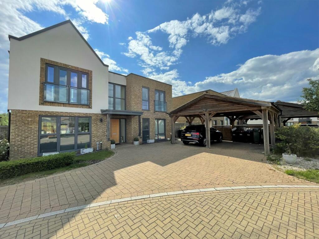 4 bedroom detached house for sale in Ferranti Place, Oakgrove, Milton Keynes, MK10