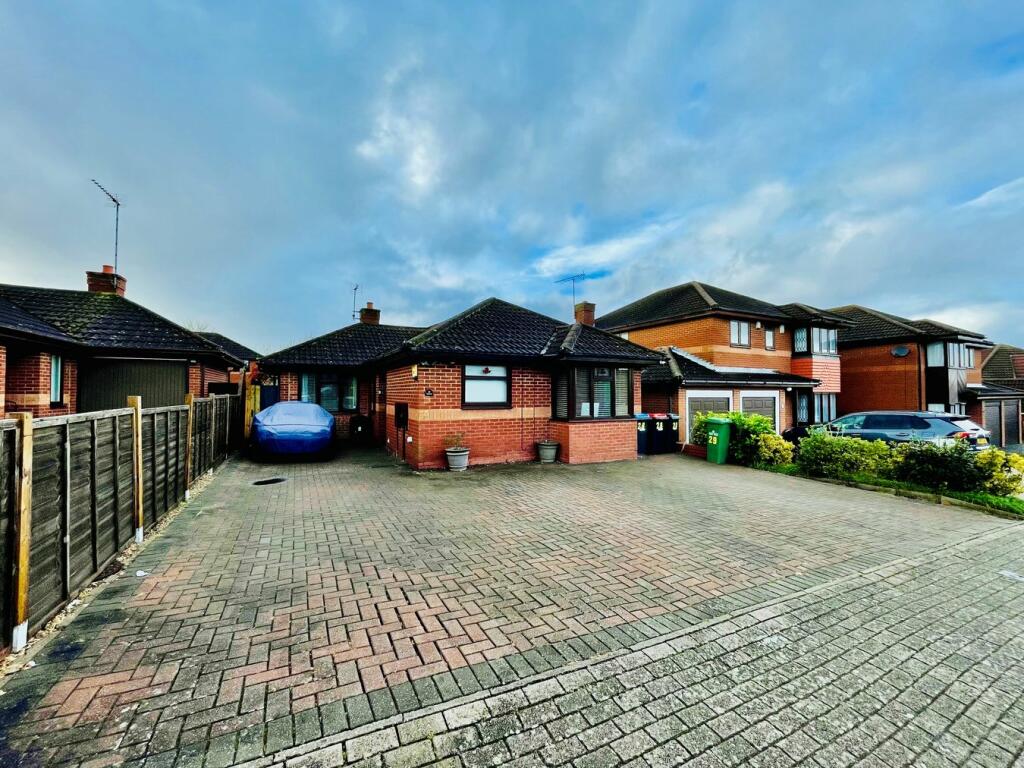 3 bedroom bungalow for sale in Brill Place, Bradwell Common, Milton