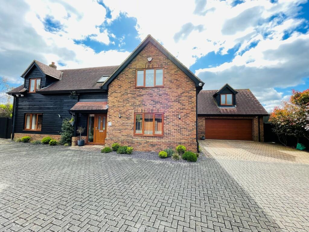 5 bedroom detached house for sale in Merchant Lane, Cranfield, Bedford