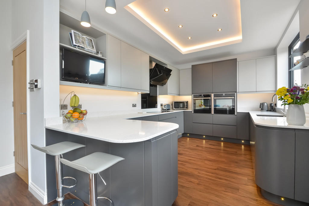 5 bedroom semidetached house for sale in East Cosham, Hampshire, PO6