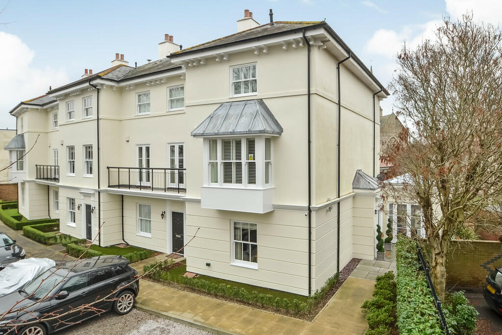 4 bedroom end of terrace house for sale in Southsea, Hampshire, PO5