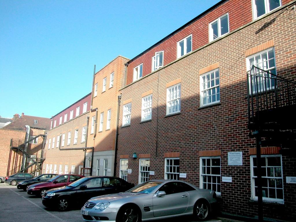Studio flat for rent in Brent St Churchill House, Hendon, London, NW4