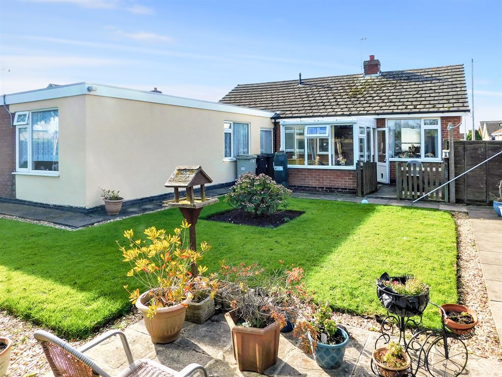 4 bedroom bungalow for sale in Lansdowne Drive, SuttononSea, Lincs., LN12