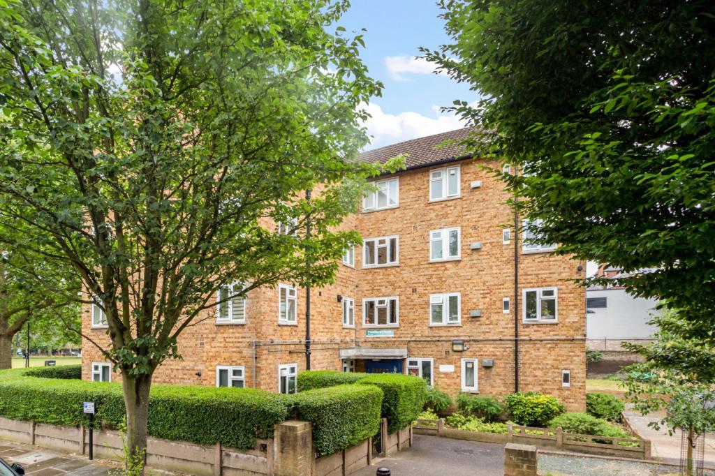 2 bedroom apartment for sale in Penshurst Road, London, E9
