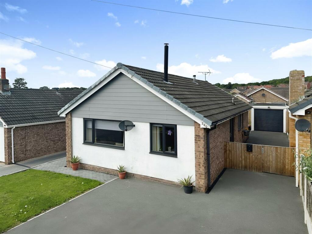 3 bedroom detached bungalow for sale in Gibson Lane, Kippax, Leeds, LS25